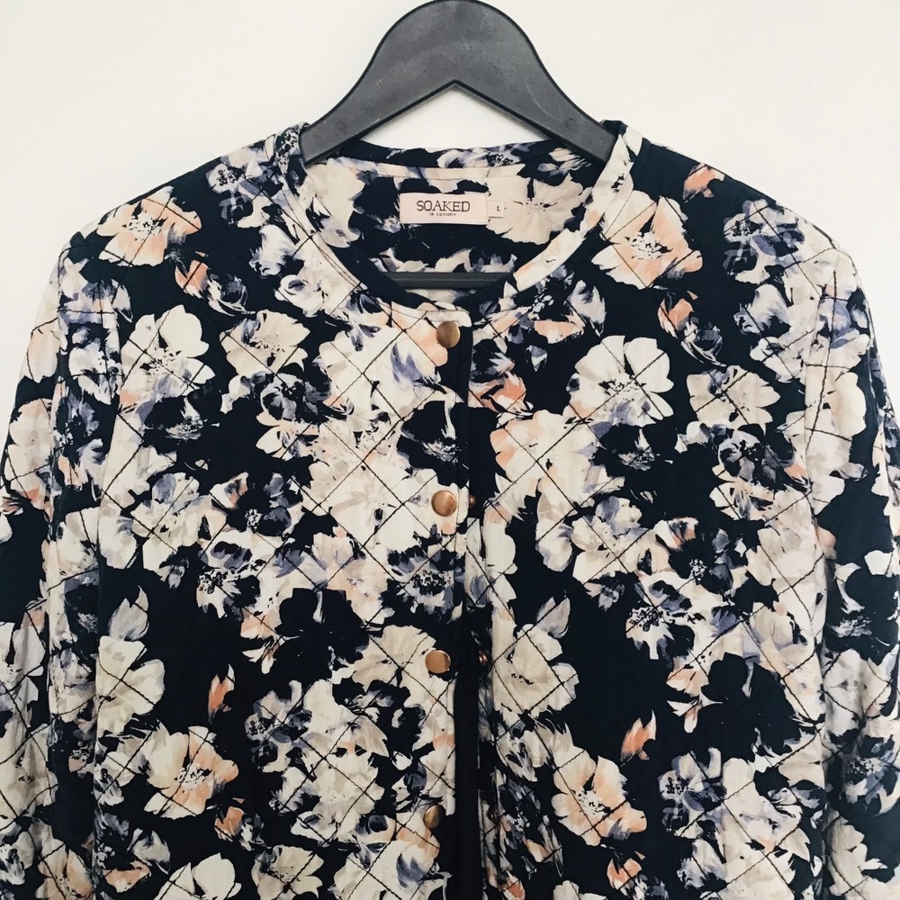 SOAKED IN LUXURY size M/L quilted jacket with blue/white/rose floral pattern - Picture 4 of 14